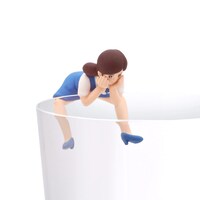 「フチ子と決めポーズふなっしー」のフチ子を、コップに引っ掛けた様子。(c)ふなっしー (c)タナカカツキ / KITAN CLUB