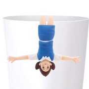 「フチ子と逆立ちふなっしー」のフチ子をコップに引っ掛けた様子。(c)ふなっしー (c)タナカカツキ / KITAN CLUB