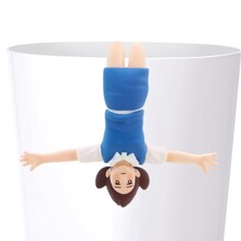 「フチ子と逆立ちふなっしー」のフチ子をコップに引っ掛けた様子。(c)ふなっしー (c)タナカカツキ / KITAN CLUB