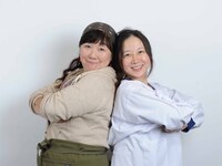 「西原理恵子と枝元なほみのおかん飯」の著者2人。左が枝元なほみ、右が西原理恵子。