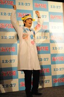 クラゲをあしらった衣装で登場したさかなクン。