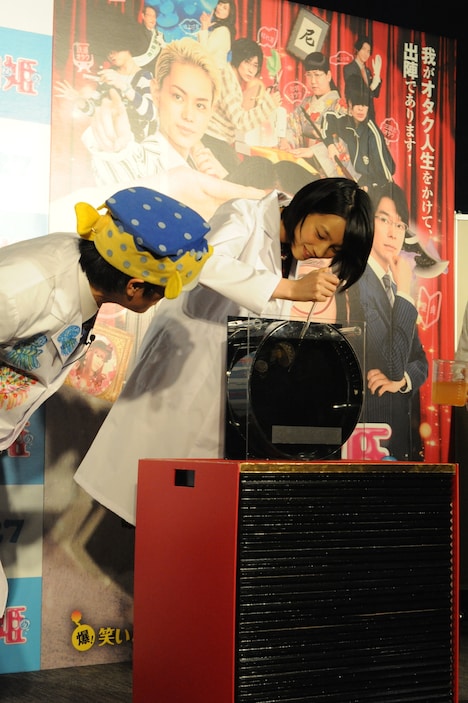 エサやりをする能年玲奈。