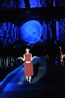 「クラゲ万華鏡トンネル」でポーズを決める能年玲奈。