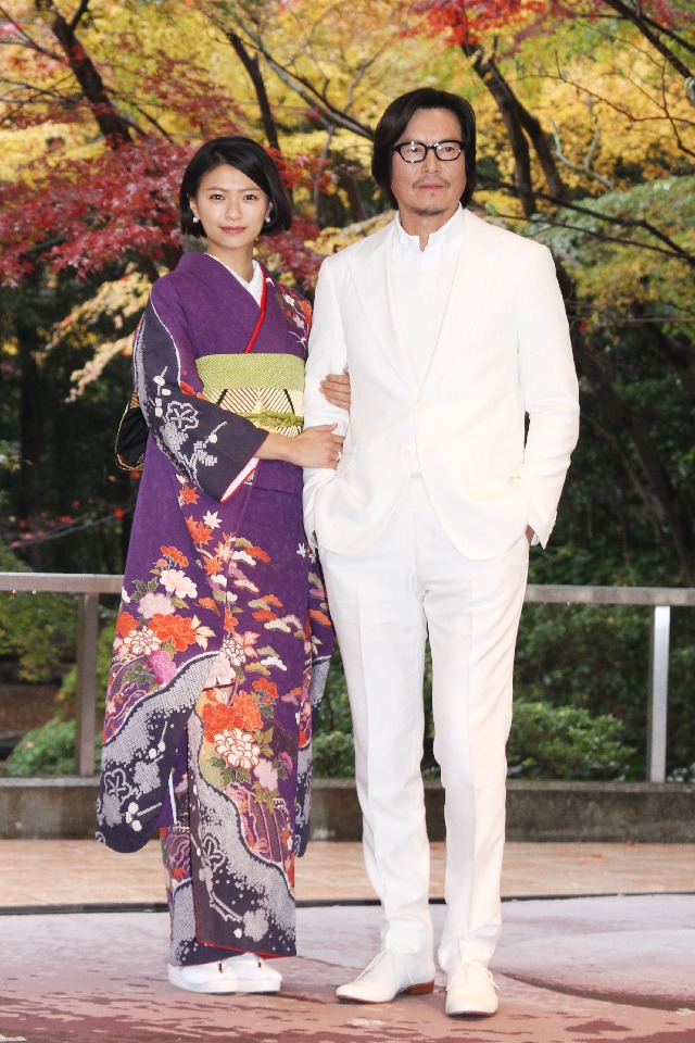 会見の様子。榮倉奈々は和装姿で、豊川悦司は全身白のスーツ姿で登場。