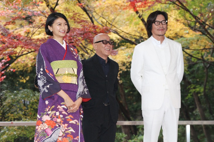 会見の様子。左から榮倉奈々、廣木隆一監督、豊川悦司。