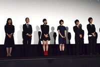 （左から）唐之杜志恩役の沢城みゆき、六合塚弥生役の伊藤静、霜月美佳役の佐倉綾音、常守朱役の花澤香菜、宜野座伸元役の野島健児、雛河翔役の櫻井孝宏。