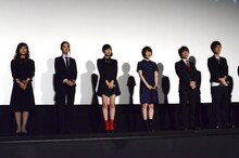 （左から）唐之杜志恩役の沢城みゆき、六合塚弥生役の伊藤静、霜月美佳役の佐倉綾音、常守朱役の花澤香菜、宜野座伸元役の野島健児、雛河翔役の櫻井孝宏。