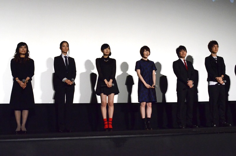 （左から）唐之杜志恩役の沢城みゆき、六合塚弥生役の伊藤静、霜月美佳役の佐倉綾音、常守朱役の花澤香菜、宜野座伸元役の野島健児、雛河翔役の櫻井孝宏。