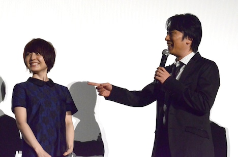 （左から）花澤香菜と関智一。