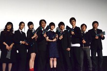 （左から）唐之杜志恩役の沢城みゆき、六合塚弥生役の伊藤静、霜月美佳役の佐倉綾音、狡噛慎也役の関智一、常守朱役の花澤香菜、宜野座伸元役の野島健児、雛河翔役の櫻井孝宏、塩谷直義監督、本広克行総監督。