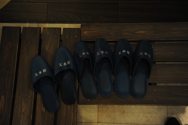 天水館のスリッパ。