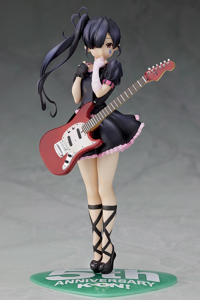 1/8スケールフィギュア「中野梓～K-ON! 5th Anniversary～」 (c)かきふらい・芳文社／桜高軽音部