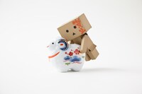 ひつじに乗っかろうとする「リボルテックダンボー・ミニ 年賀ダンボー2015」。 (c)KIYOHIKO AZUMA/YOTUBA SUTAZIO