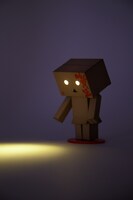 暗がりでピカーッと目を光らせる「リボルテックダンボー・ミニ 年賀ダンボー2015」。(c)KIYOHIKO AZUMA/YOTUBA SUTAZIO