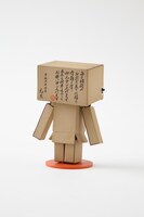 「リボルテックダンボー・ミニ 年賀ダンボー2015」。後面には新年の挨拶。(c)KIYOHIKO AZUMA/YOTUBA SUTAZIO