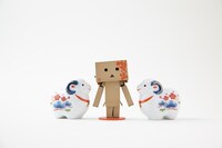 「リボルテックダンボー・ミニ 年賀ダンボー2015」。羊は演出につき商品には付属しない。(c)KIYOHIKO AZUMA/YOTUBA SUTAZIO