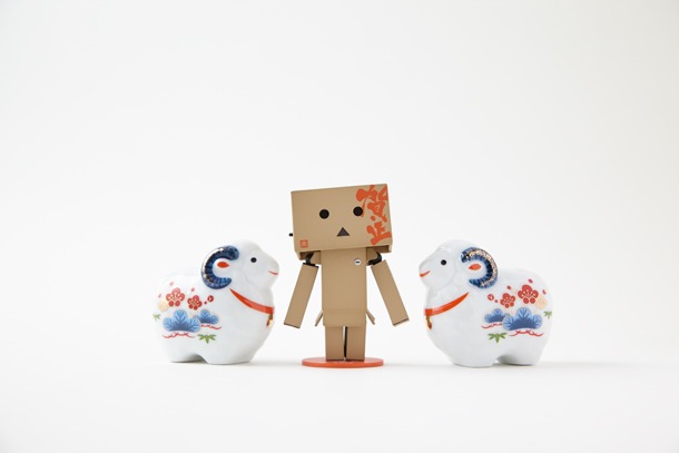 「リボルテックダンボー・ミニ 年賀ダンボー2015」。羊は演出につき商品には付属しない。(c)KIYOHIKO AZUMA/YOTUBA SUTAZIO