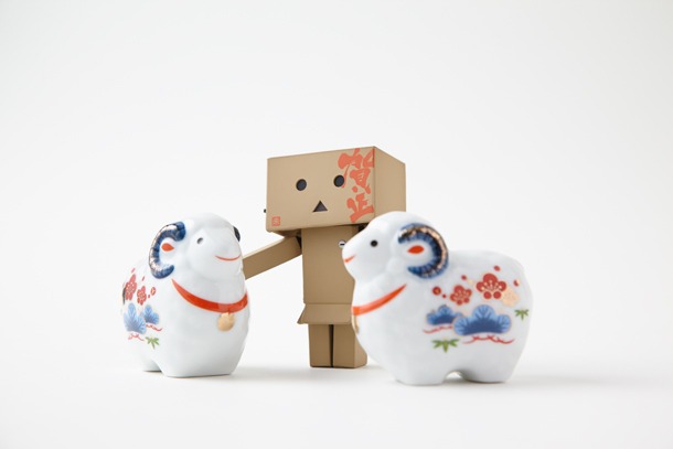 「リボルテックダンボー・ミニ 年賀ダンボー2015」と、商品には付属しない可愛いひつじ。(c)KIYOHIKO AZUMA/YOTUBA SUTAZIO