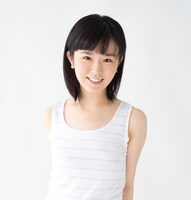 小竹・小梅役の岩崎愛。