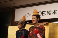 「うんこしりとり」を描いたtupera tuperaは、頭にうんこを乗せて登壇した。