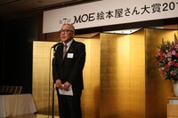 高野文子の本を「明け方、布団の中でトイレに行きたい、でも寒い。そんなとき、この本を枕もとに置いておきたいなと思いました」と語る、白泉社の代表取締役・大塚寛社長。