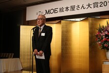 高野文子の本を「明け方、布団の中でトイレに行きたい、でも寒い。そんなとき、この本を枕もとに置いておきたいなと思いました」と語る、白泉社の代表取締役・大塚寛社長。