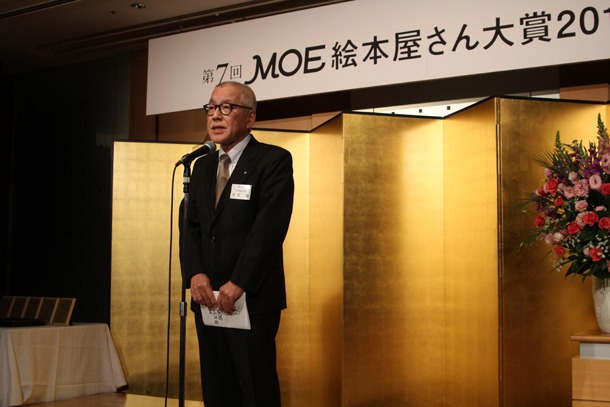 高野文子の本を「明け方、布団の中でトイレに行きたい、でも寒い。そんなとき、この本を枕もとに置いておきたいなと思いました」と語る、白泉社の代表取締役・大塚寛社長。