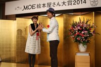 「うみの100かいだてのいえ」を描いたいわいとしお。