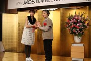 クリスタル盾を、豊田エリーから受け取る高野文子。