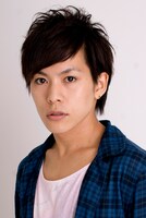 虎徹役の高岡裕貴。