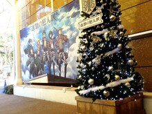 「進撃の巨人展」では、オリジナルクリスマスツリーやリヴァイ兵長の誕生日を祝うケーキも登場。 (c)諫山創・講談社/「進撃の巨人展」製作委員会