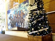 「進撃の巨人展」では、オリジナルクリスマスツリーやリヴァイ兵長の誕生日を祝うケーキも登場。 (c)諫山創・講談社/「進撃の巨人展」製作委員会