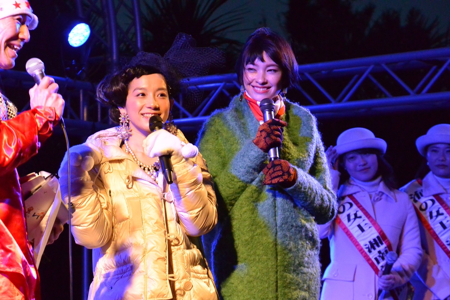「江の島シーキャンドル」点灯式の様子。写真左より篠原ともえ、太田莉菜。
