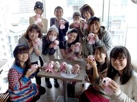 参加者と記念撮影をする篠原ともえ。