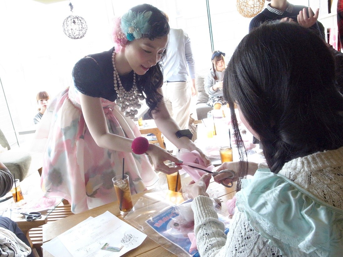 裁縫をレクチャーする篠原ともえ。