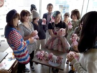 参加者と談笑する篠原ともえ。