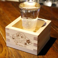 ナタリーストアで販売されている「日本酒グラス＆枡セット」。(c)新久千映/NSP 2011