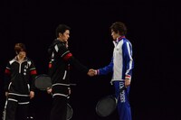 手塚役の財木琢磨と橘役の青木空夢が握手を交わすシーン。