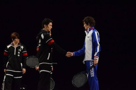 手塚役の財木琢磨と橘役の青木空夢が握手を交わすシーン。