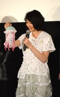 自ら作成したクラゲを手に微笑む能年玲奈。