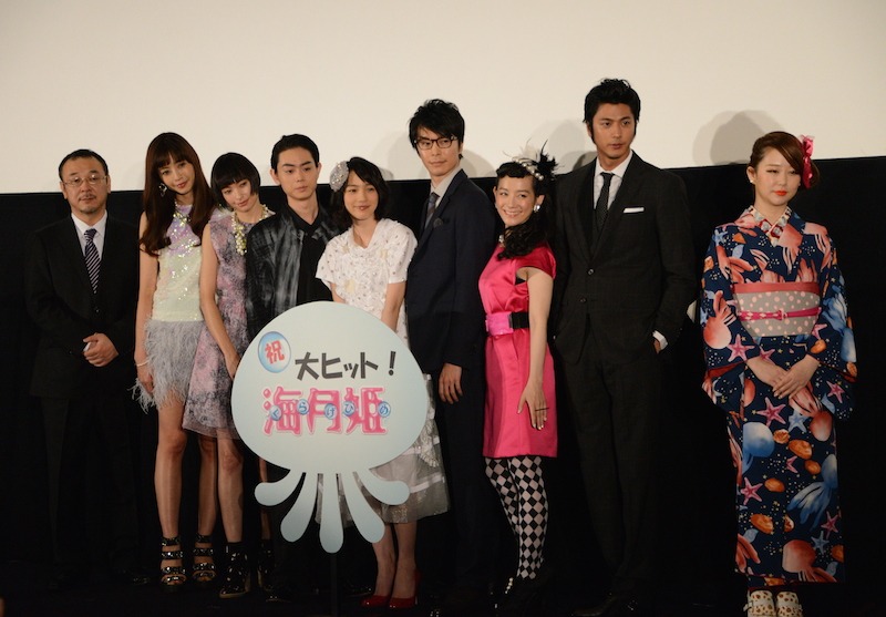 写真左より川村泰祐監督、片瀬那奈、太田莉菜、菅田将暉、能年玲奈、長谷川博己、篠原ともえ、速水もこみち、東村アキコ。