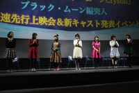 緊張の面持ちで姿を見せた、前田（左から3人目）と福圓（右から3人目）。