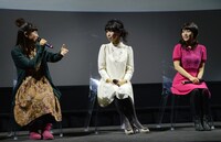 新たなキャストとトークする三石琴乃。