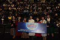 客席とともにお仕置きポーズを決めた。