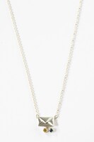 「妖狐×僕SS」御狐神双熾モデルのネックレス。 (c)Cocoa Fujiwara/SQUARE ENIX