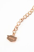 「妖狐×僕SS」夏目残夏モデルのネックレス。 (c)Cocoa Fujiwara/SQUARE ENIX