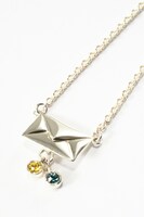 「妖狐×僕SS」御狐神双熾モデルのネックレス。 (c)Cocoa Fujiwara/SQUARE ENIX