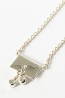 「妖狐×僕SS」御狐神双熾モデルのネックレス。 (c)Cocoa Fujiwara/SQUARE ENIX