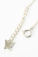 「妖狐×僕SS」御狐神双熾モデルのネックレス。 (c)Cocoa Fujiwara/SQUARE ENIX