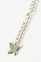 「妖狐×僕SS」御狐神双熾モデルのネックレス。 (c)Cocoa Fujiwara/SQUARE ENIX